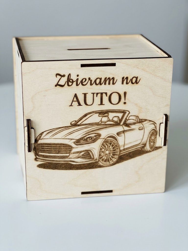 Drewniana skarbonka celowa — grafika auto