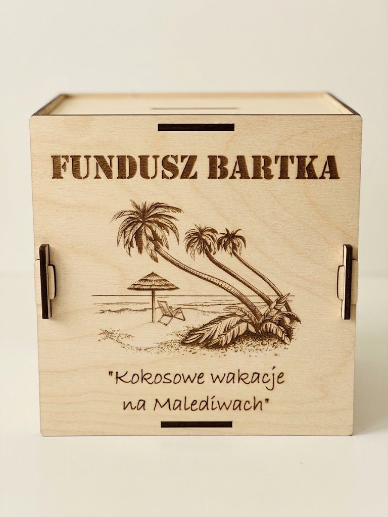 Drewniana skarbonka celowa — grafika wakacje